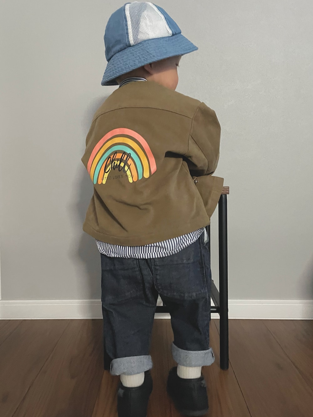 ブルー系のシャツ/ブラウス、グリーン系のノーカラージャケット、ブルー系のその他パンツを着用したキッズの冬コーディネートの2枚目の写真