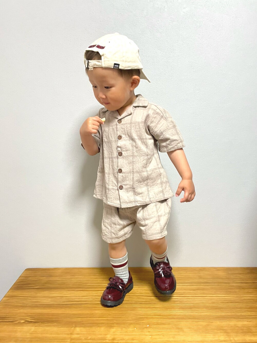 「FUDGE KIDSのトラッドスタイル、キッズファッション、男の子コーデ、お出かけコーデ、トラッド、キャップ、ラインソックス、ローファー、シャツスタイル、セットアップ、ワントーンコーデ」｜「petit mainの【Disney】ミッキー・ミニー／キャップ（キャップ、ベージュ系）」を使った、ＯＴＯ ☺︎ ‬ＲＩＲＩさん（キッズ・80cm）の春コーディネートの4枚目の写真