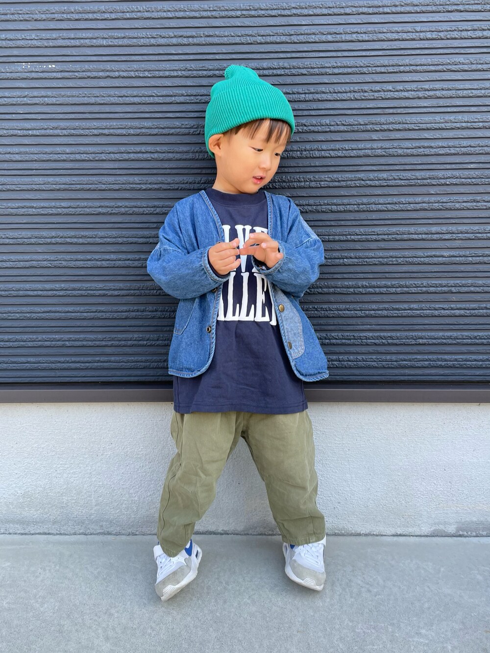 ブルー系のTシャツ/カットソー、ブルー系のデニムジャケット、グリーン系のその他パンツを着用したキッズの秋コーディネートの5枚目の写真