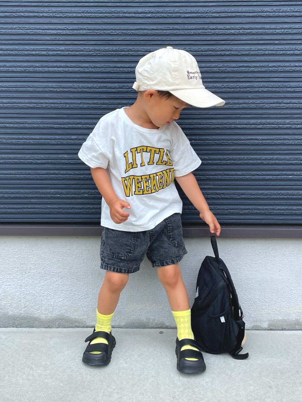 ホワイト系のセットアップ、ブラック系のその他パンツ、ブラック系のサンダルを着用したキッズの夏コーディネートの2枚目の写真