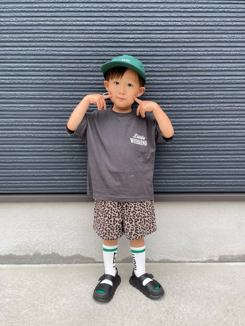 グレー系のTシャツ/カットソー、その他のその他パンツ、ブラック系のサンダルを着用したキッズの夏コーディネートの2枚目の写真