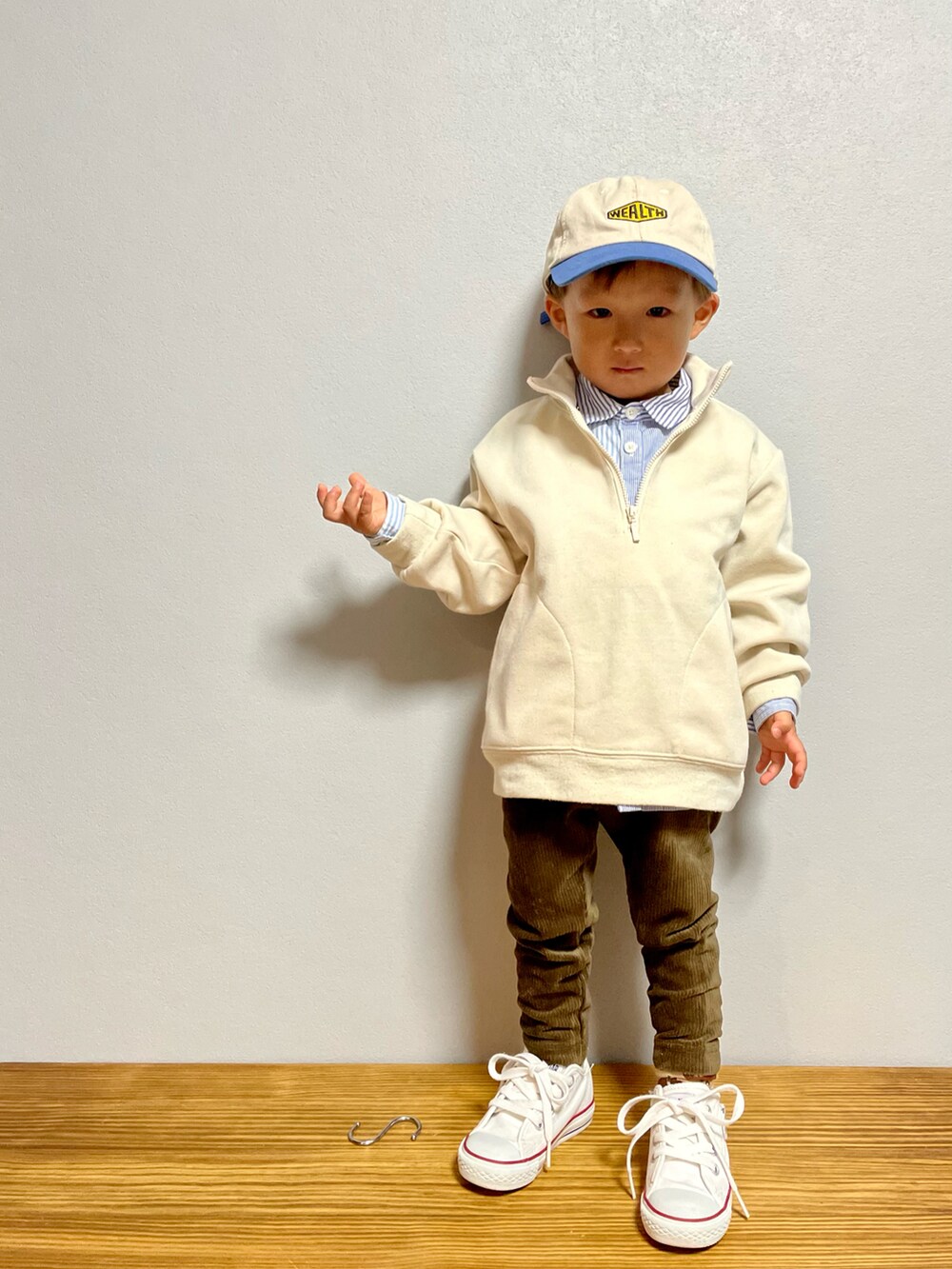 ホワイト系のスウェット、ブルー系のシャツ/ブラウス、ホワイト系のスニーカーを着用したキッズの秋コーディネートの4枚目の写真