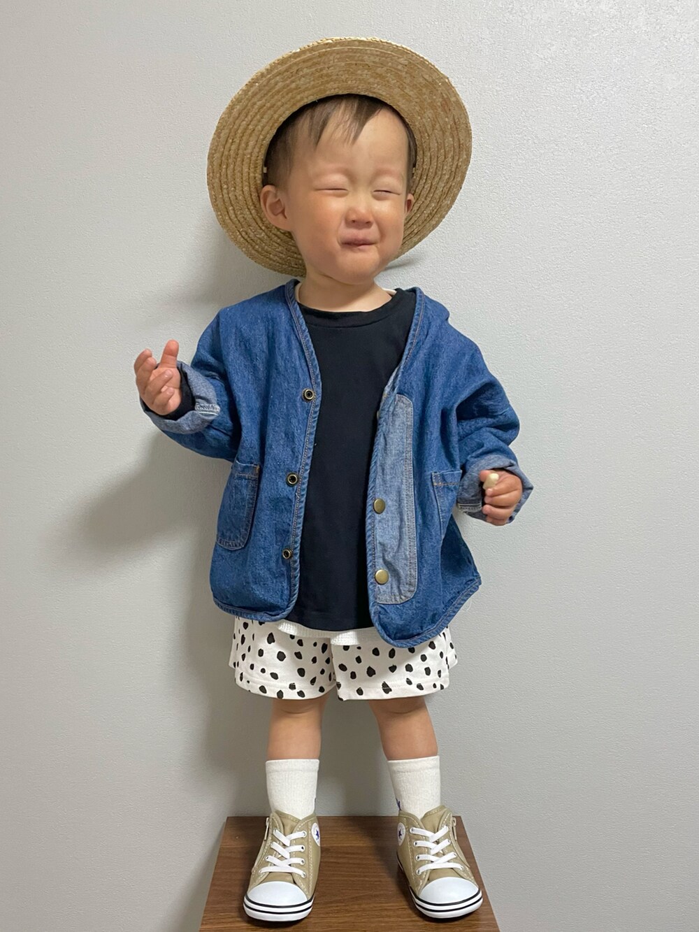 ブラック系のTシャツ/カットソー、ブルー系のデニムジャケット、ホワイト系のタンクトップを着用したキッズの春コーディネートの5枚目の写真