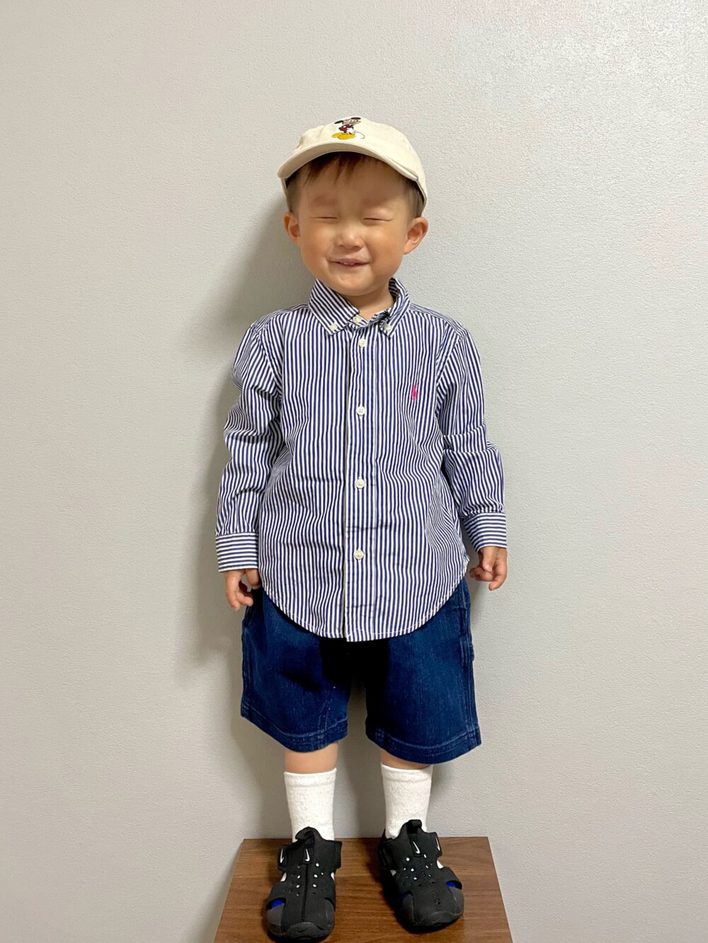 ブルー系のシャツ/ブラウス、ブルー系のデニムパンツ、ブラック系のサンダルを着用したキッズの春コーディネートの4枚目の写真