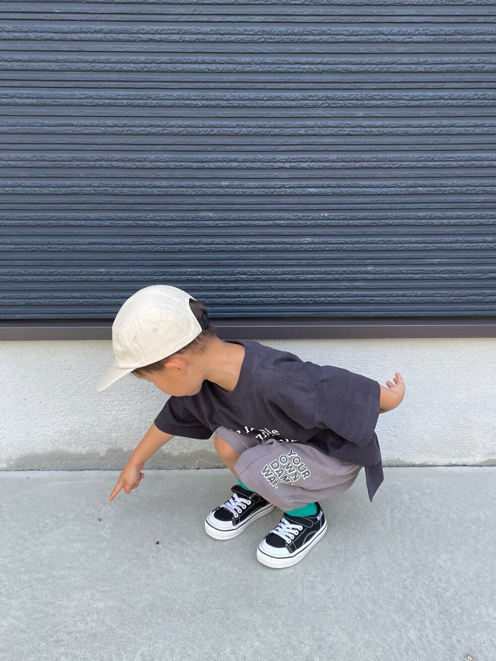 グレー系のTシャツ/カットソー、グレー系のスウェットパンツ、ブラック系のスニーカーを着用したキッズの夏コーディネートの4枚目の写真