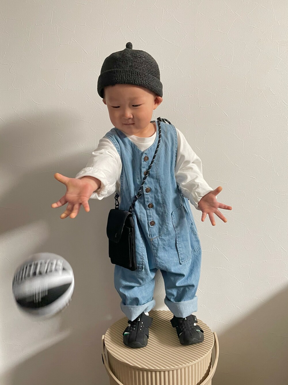 ブラック系のショルダーバッグ、ホワイト系のTシャツ/カットソー、ブルー系のサロペット/オーバーオールを着用したキッズの春コーディネートの4枚目の写真