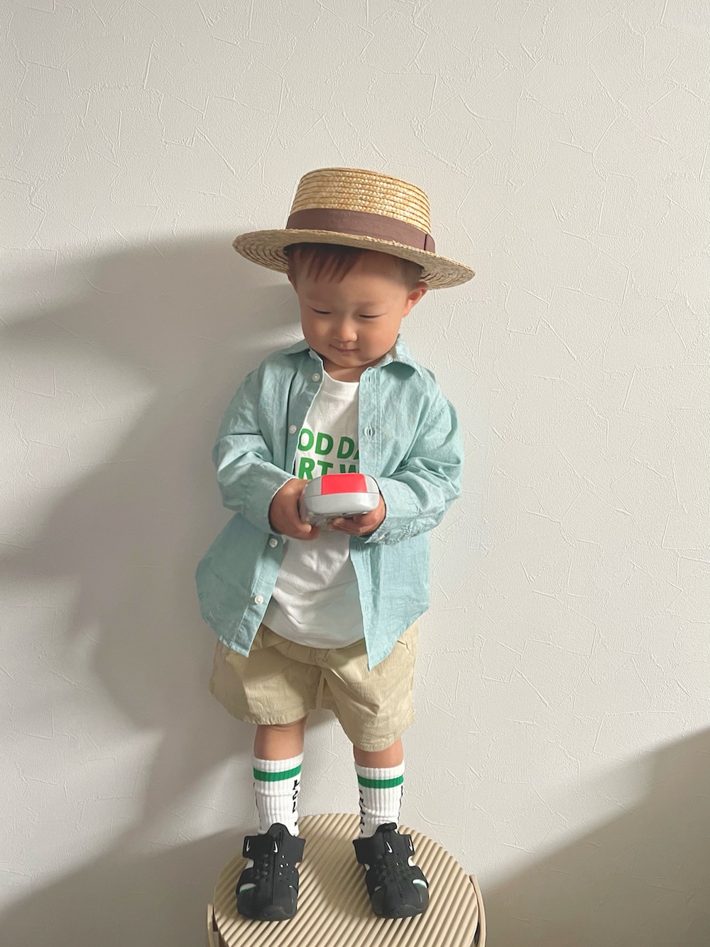 グリーン系のシャツ/ブラウス、ホワイト系のTシャツ/カットソー、ベージュ系のその他パンツを着用したキッズの春コーディネートの3枚目の写真