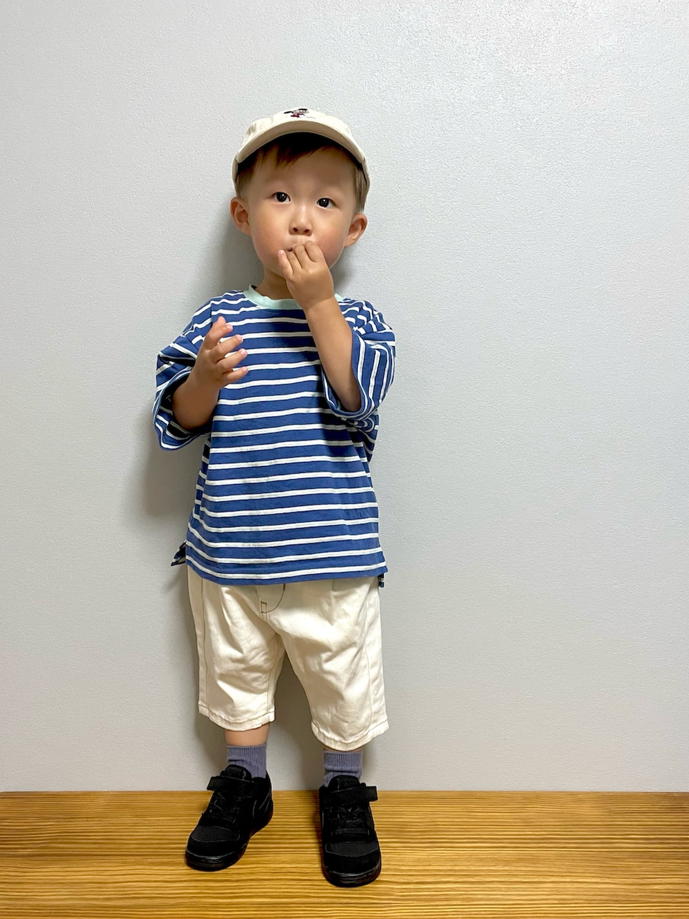 ブルー系のTシャツ/カットソー、ホワイト系のパンツ、ブラック系のスニーカーを着用したキッズの夏コーディネートの4枚目の写真