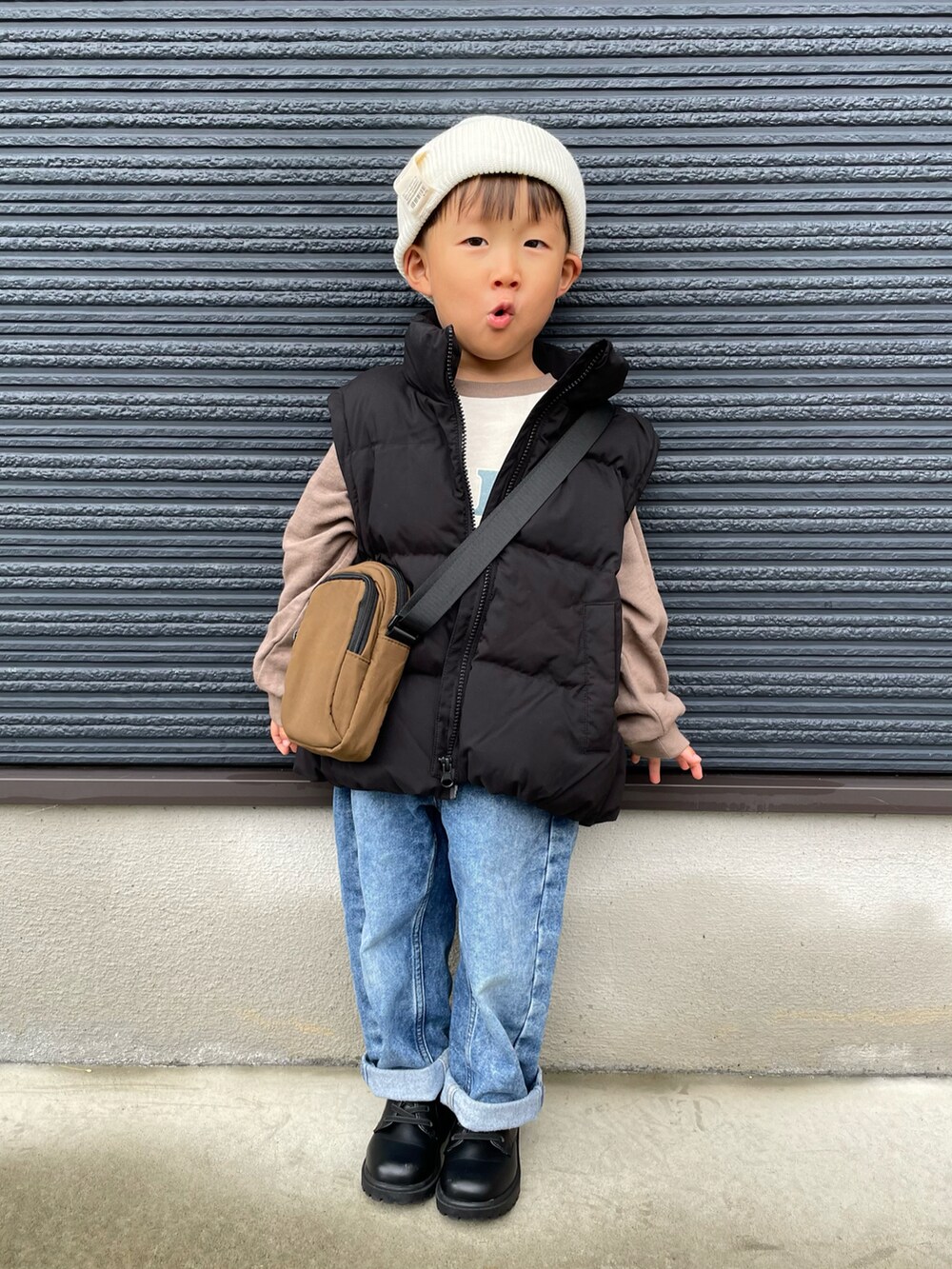 ブラック系のブルゾン、その他のスウェット、ブラウン系のショルダーバッグを着用したキッズの秋コーディネートの3枚目の写真