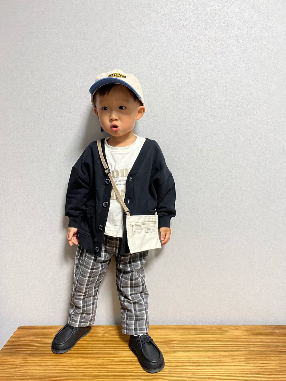 ベージュ系のTシャツ/カットソー、ブラック系のカーディガン/ボレロ、ブラック系のその他パンツを着用したキッズの秋コーディネートの5枚目の写真