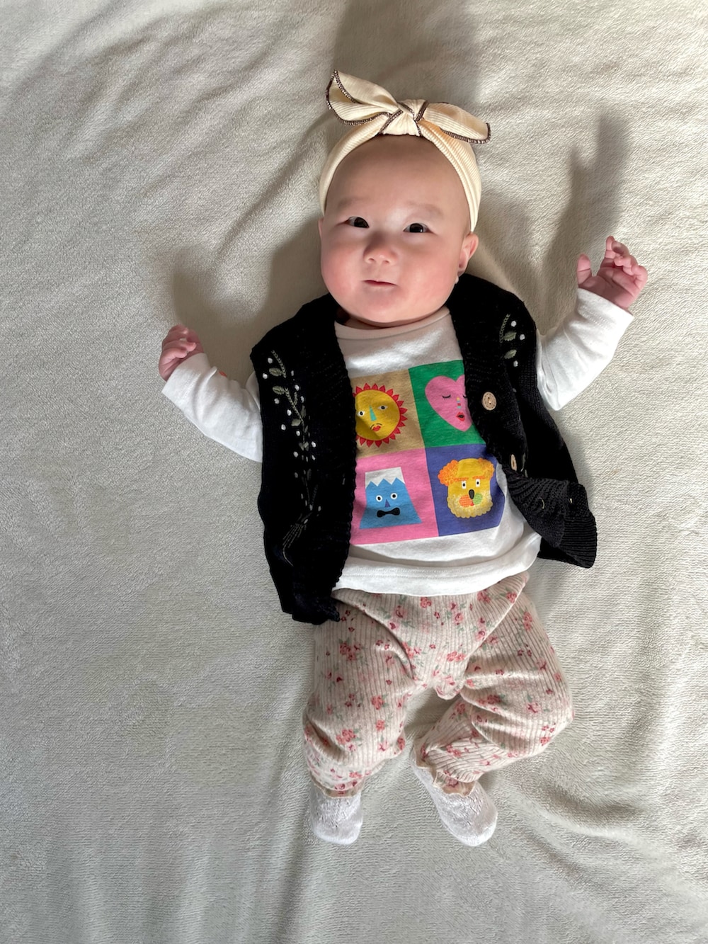 ブラック系のベスト、ホワイト系のTシャツ/カットソー、ピンク系のレギンス/スパッツを着用したキッズの冬コーディネートの4枚目の写真