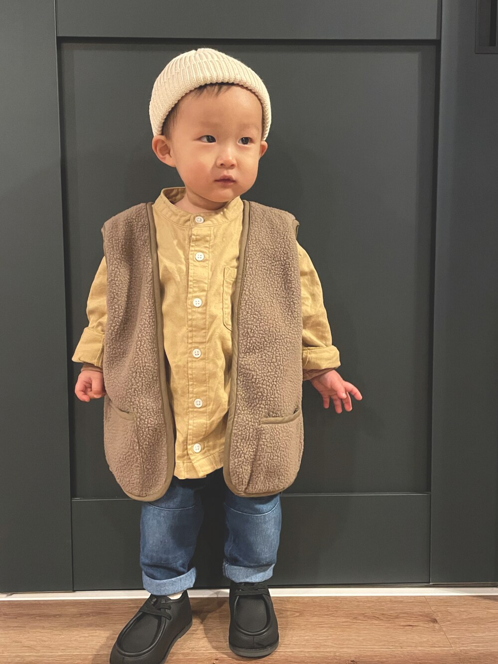 イエロー系のシャツ/ブラウス、グリーン系のその他アウター、ブルー系のデニムパンツを着用したキッズの冬コーディネートの2枚目の写真