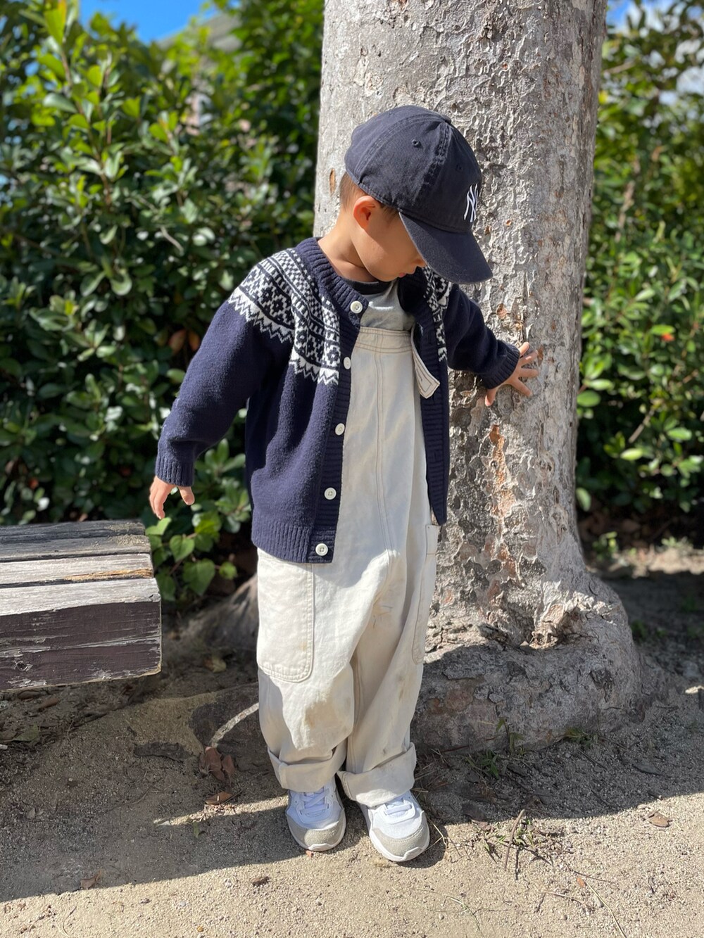 グレー系のTシャツ/カットソー、ブルー系のカーディガン/ボレロ、ホワイト系のサロペット/オーバーオールを着用したキッズの秋コーディネートの4枚目の写真