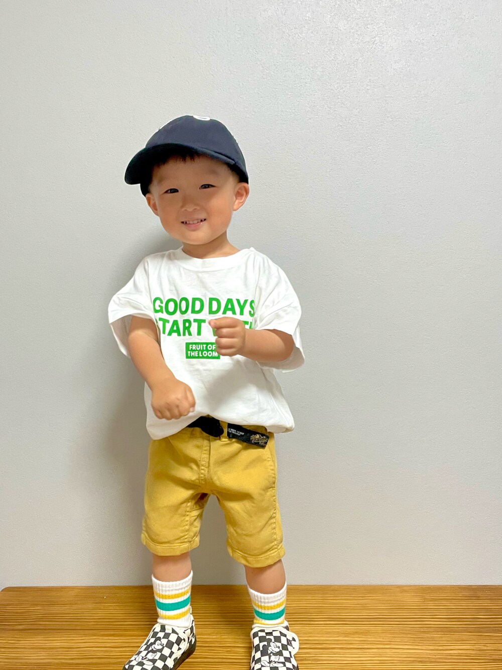 ホワイト系のTシャツ/カットソー、イエロー系のその他パンツ、ブラック系のスリッポンを着用したキッズの春コーディネートの4枚目の写真