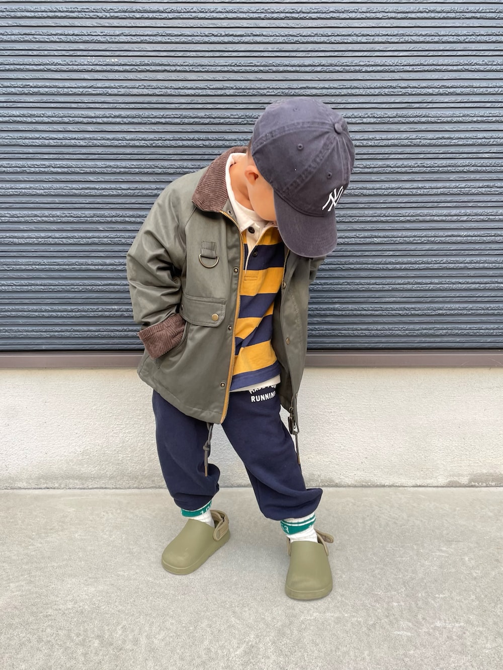 イエロー系のTシャツ/カットソー、グリーン系のその他アウター、ブルー系のスウェットパンツを着用したキッズの秋コーディネートの3枚目の写真