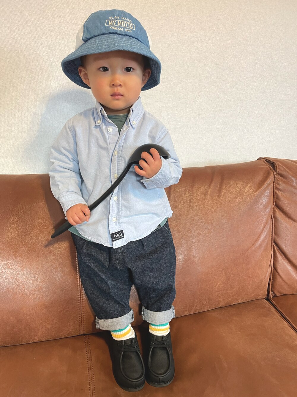 グリーン系のTシャツ/カットソー、ブルー系のシャツ/ブラウス、ブルー系のその他パンツを着用したキッズの冬コーディネートの3枚目の写真