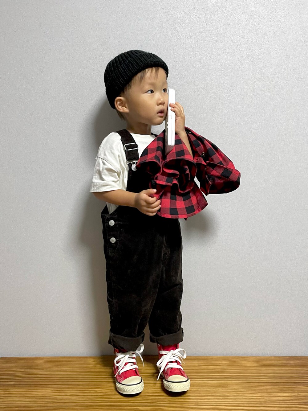 レッド系のシャツ/ブラウス、グレー系のサロペット/オーバーオール、レッド系のスニーカーを着用したキッズの秋コーディネートの3枚目の写真