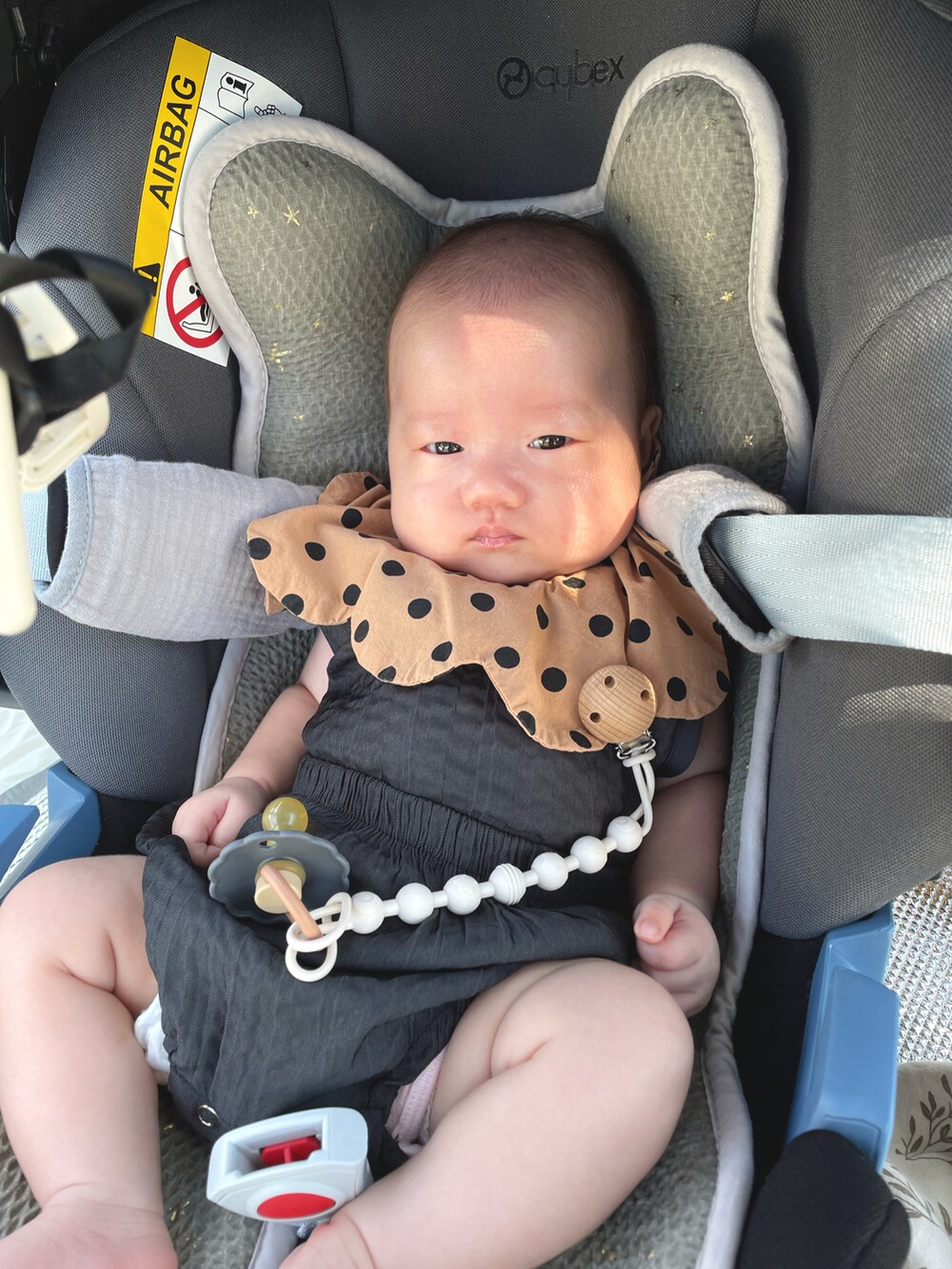 ブラック系のセットアップ、ベージュ系のスタイ/よだれかけ、その他のその他を着用したキッズの秋コーディネートの3枚目の写真