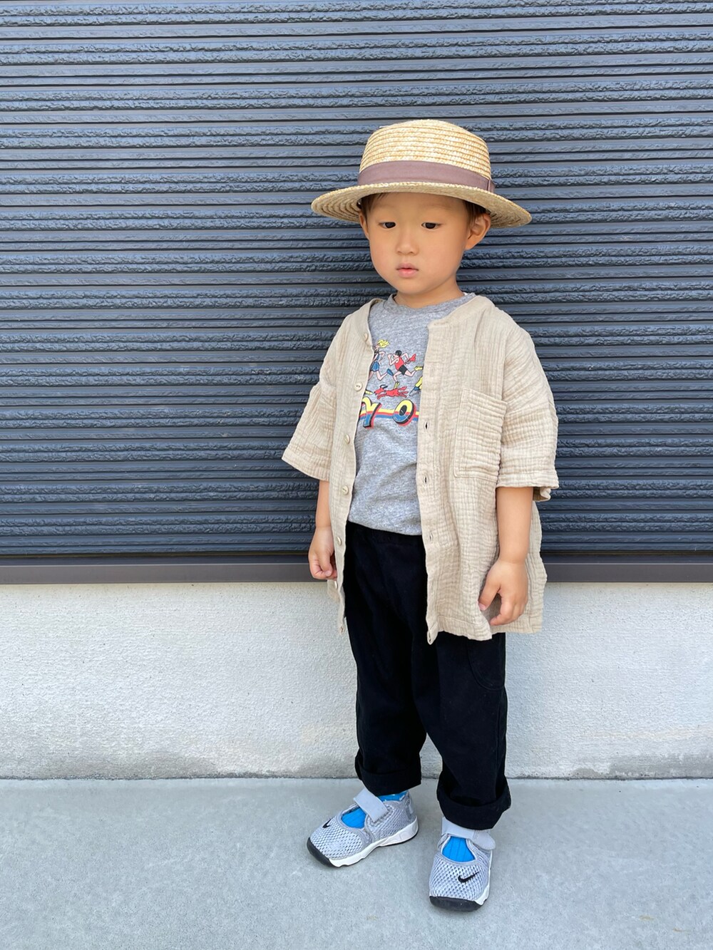 グレー系のTシャツ/カットソー、ベージュ系のシャツ/ブラウス、ブラック系のその他パンツを着用したキッズの春コーディネートの4枚目の写真