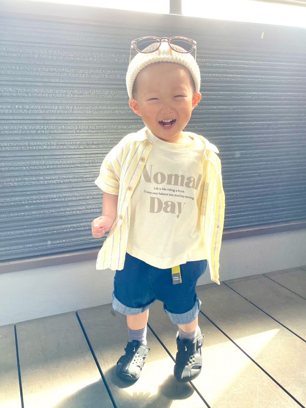 ベージュ系のTシャツ/カットソー、イエロー系のシャツ/ブラウス、ブルー系のデニムパンツを着用したキッズの春コーディネートの3枚目の写真