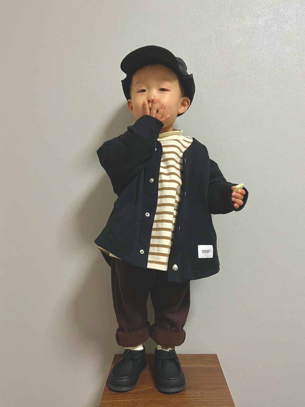 ホワイト系のTシャツ/カットソー、ブラック系のノーカラージャケット、ブラウン系のTシャツ/カットソーを着用したキッズの冬コーディネートの3枚目の写真
