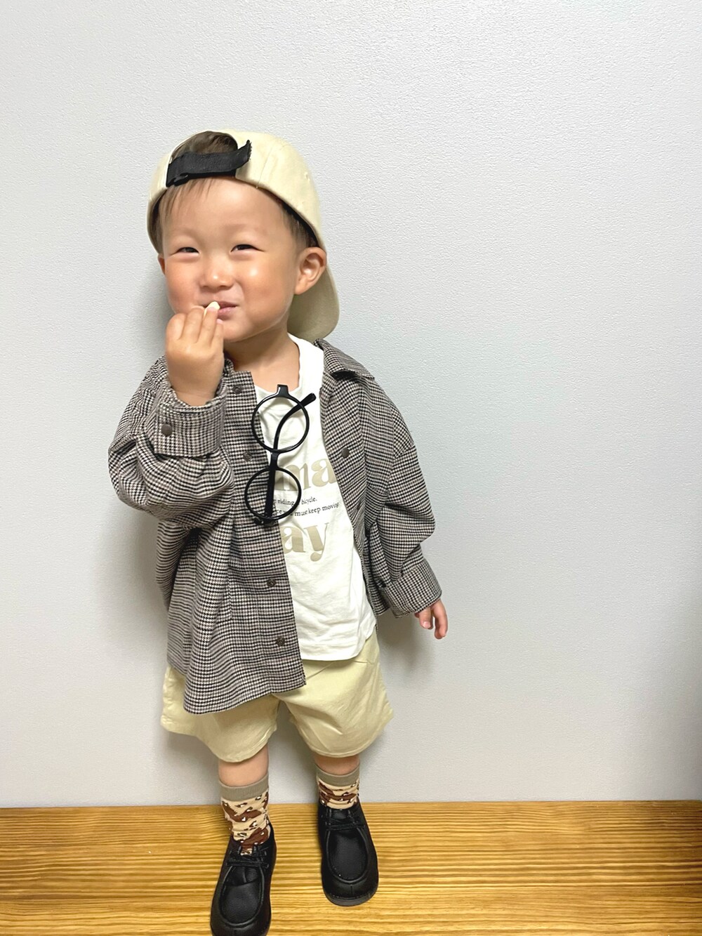 「FUDGE KIDSのトラッドスタイル、キャップ、ジャケット、ハーフパンツ、モカシン、男の子コーデ、カジュアル、春夏コーデ、お出かけコーデ、休日スタイル、ストリート、ビッグシルエット、カジュアルコーデ」|「西松屋のアイテム(キャップ、ベージュ系)」を使った、OTO ☺︎ RIRIさん(キッズ・80cm)の春コーディネートの5枚目の写真