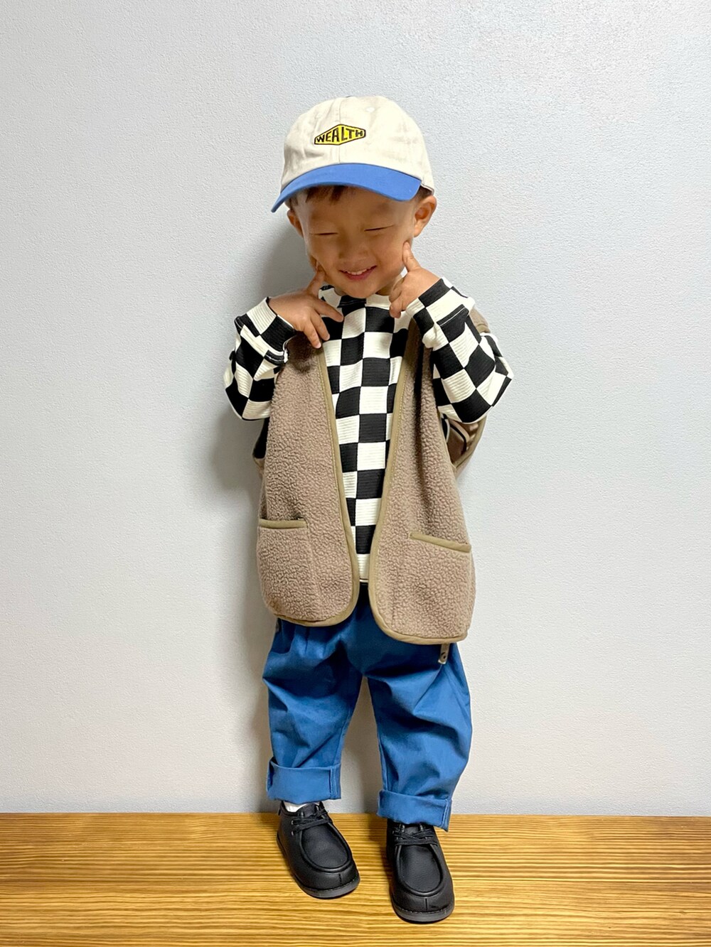 グリーン系のその他アウター、ブラック系のTシャツ/カットソー、ブルー系のその他パンツを着用したキッズの秋コーディネートの3枚目の写真