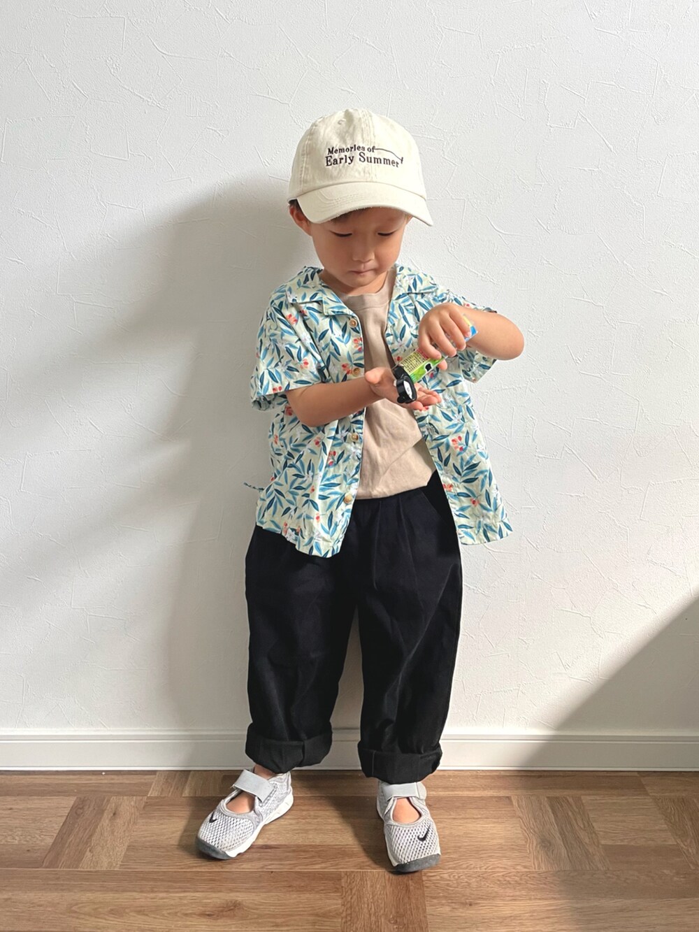 グリーン系のシャツ/ブラウス、ベージュ系のタンクトップ、ブラック系のその他パンツを着用したキッズの夏コーディネートの4枚目の写真