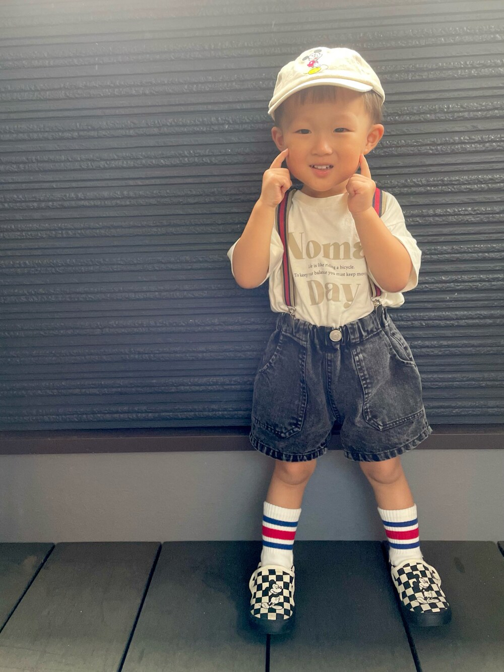 ベージュ系のTシャツ/カットソー、ブラック系のその他パンツ、ブラック系のスリッポンを着用したキッズの夏コーディネートの4枚目の写真