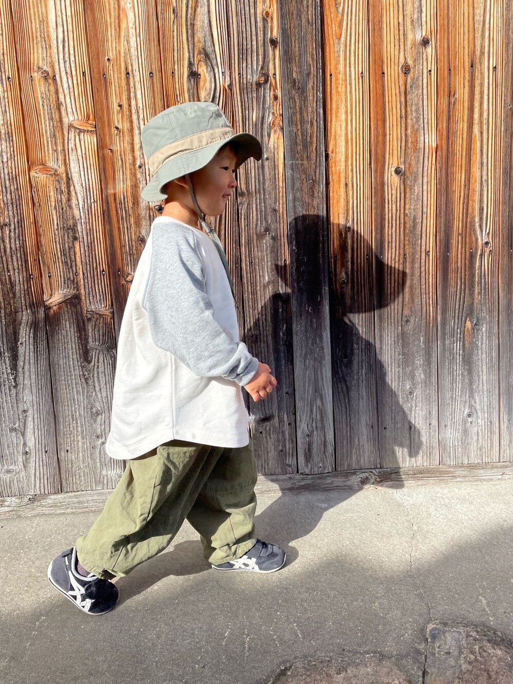 グレー系のスウェット、グリーン系のその他パンツ、ブルー系のスニーカーを着用したキッズの春コーディネートの3枚目の写真