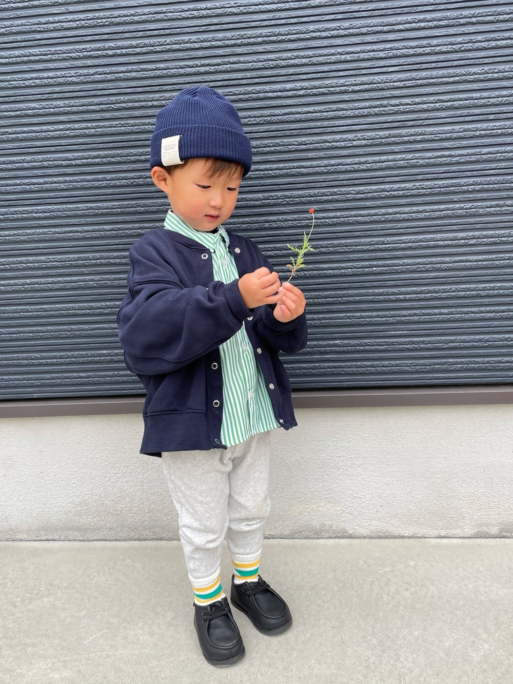 グリーン系のシャツ/ブラウス、ブルー系のカーディガン/ボレロ、ホワイト系のその他パンツを着用したキッズの春コーディネートの3枚目の写真