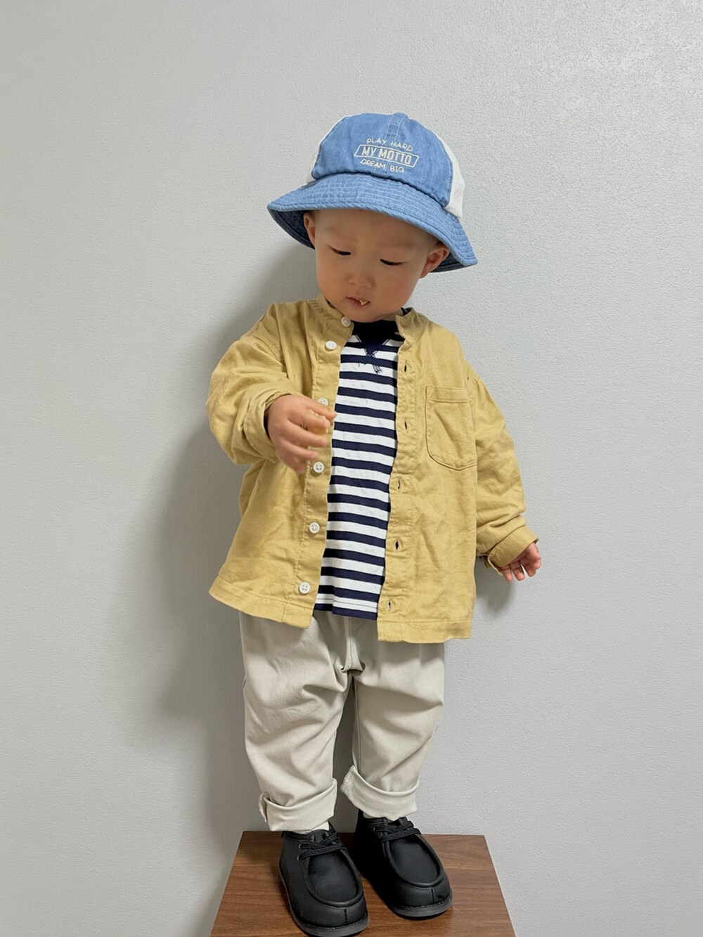 イエロー系のシャツ/ブラウス、ブルー系のTシャツ/カットソー、ホワイト系のパンツを着用したキッズの春コーディネートの3枚目の写真