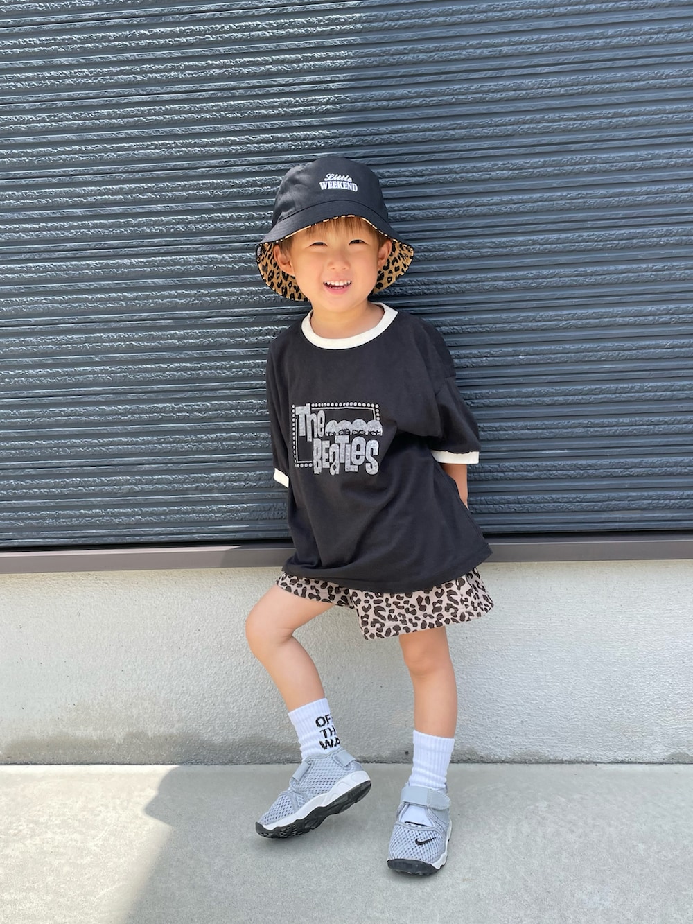 ブラック系のTシャツ/カットソー、その他のその他パンツ、グレー系のスニーカーを着用したキッズの春コーディネートの5枚目の写真