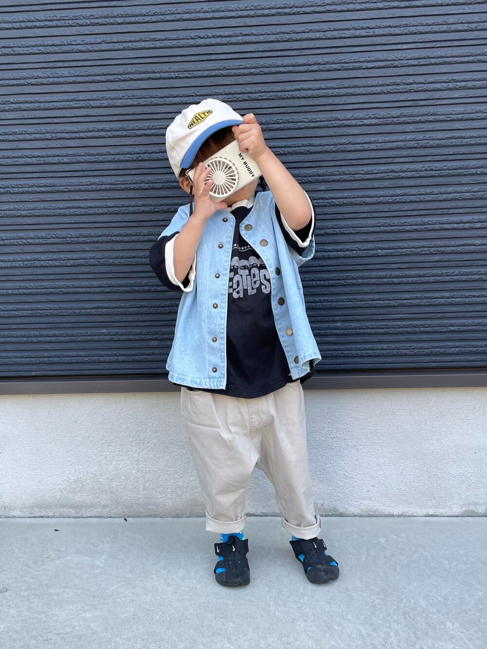 ブラック系のTシャツ/カットソー、ブルー系のベスト、ホワイト系のパンツを着用したキッズの春コーディネートの3枚目の写真