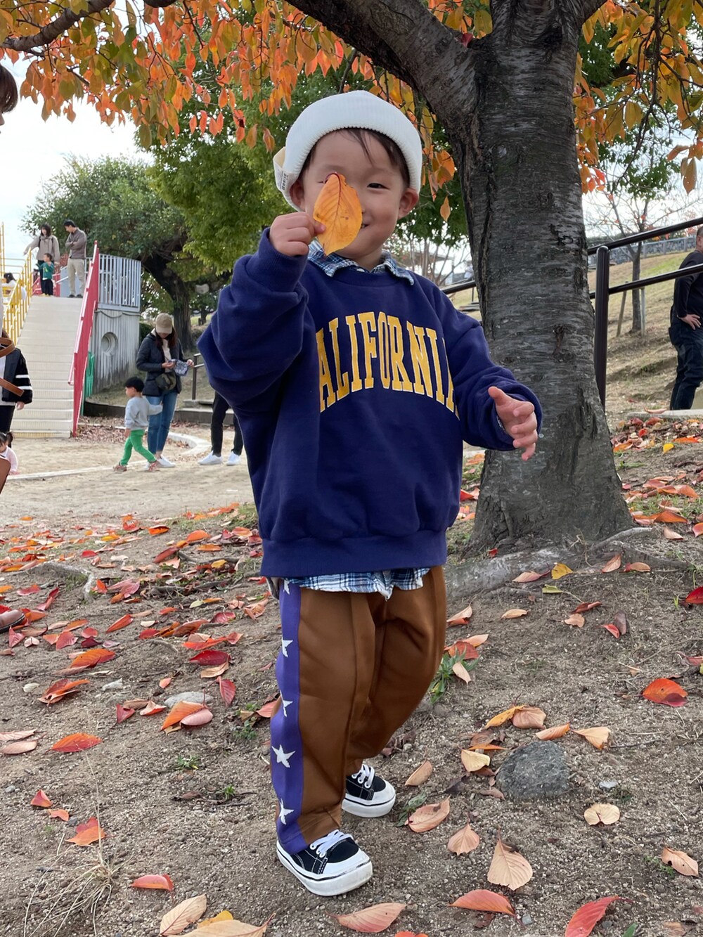 ブルー系のシャツ/ブラウス、ブルー系のスウェット、ブラウン系のその他パンツを着用したキッズの秋コーディネートの5枚目の写真