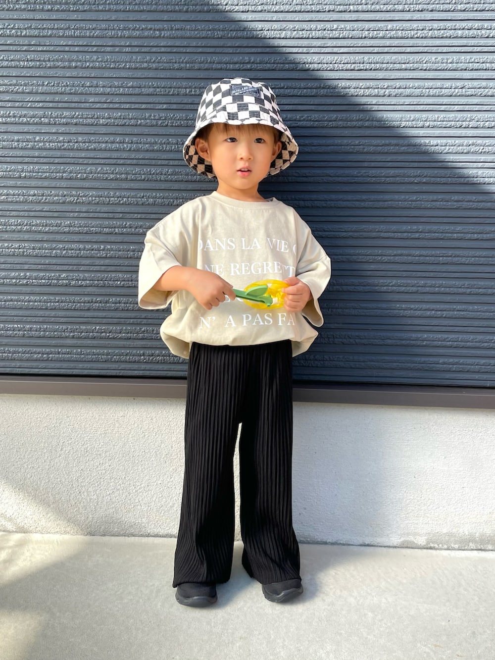 その他のTシャツ/カットソー、ブラック系のその他パンツ、ブラック系のスニーカーを着用したキッズの夏コーディネートの5枚目の写真