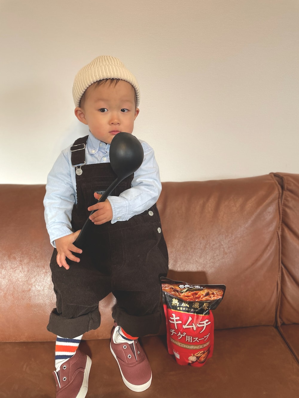 ブルー系のシャツ/ブラウス、グレー系のサロペット/オーバーオール、レッド系のスニーカーを着用したキッズの冬コーディネートの3枚目の写真