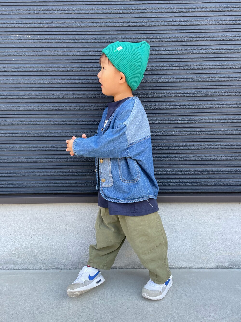 ブルー系のTシャツ/カットソー、ブルー系のデニムジャケット、グリーン系のその他パンツを着用したキッズの秋コーディネートの2枚目の写真
