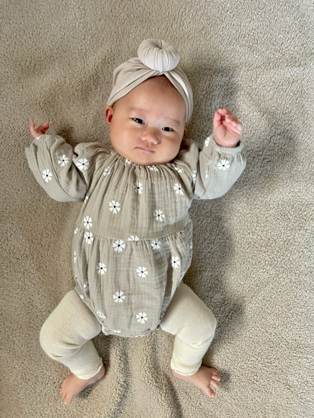 ベージュ系の帽子、グレー系のロンパース、その他のレッグウォーマーを着用したキッズの秋コーディネートの2枚目の写真