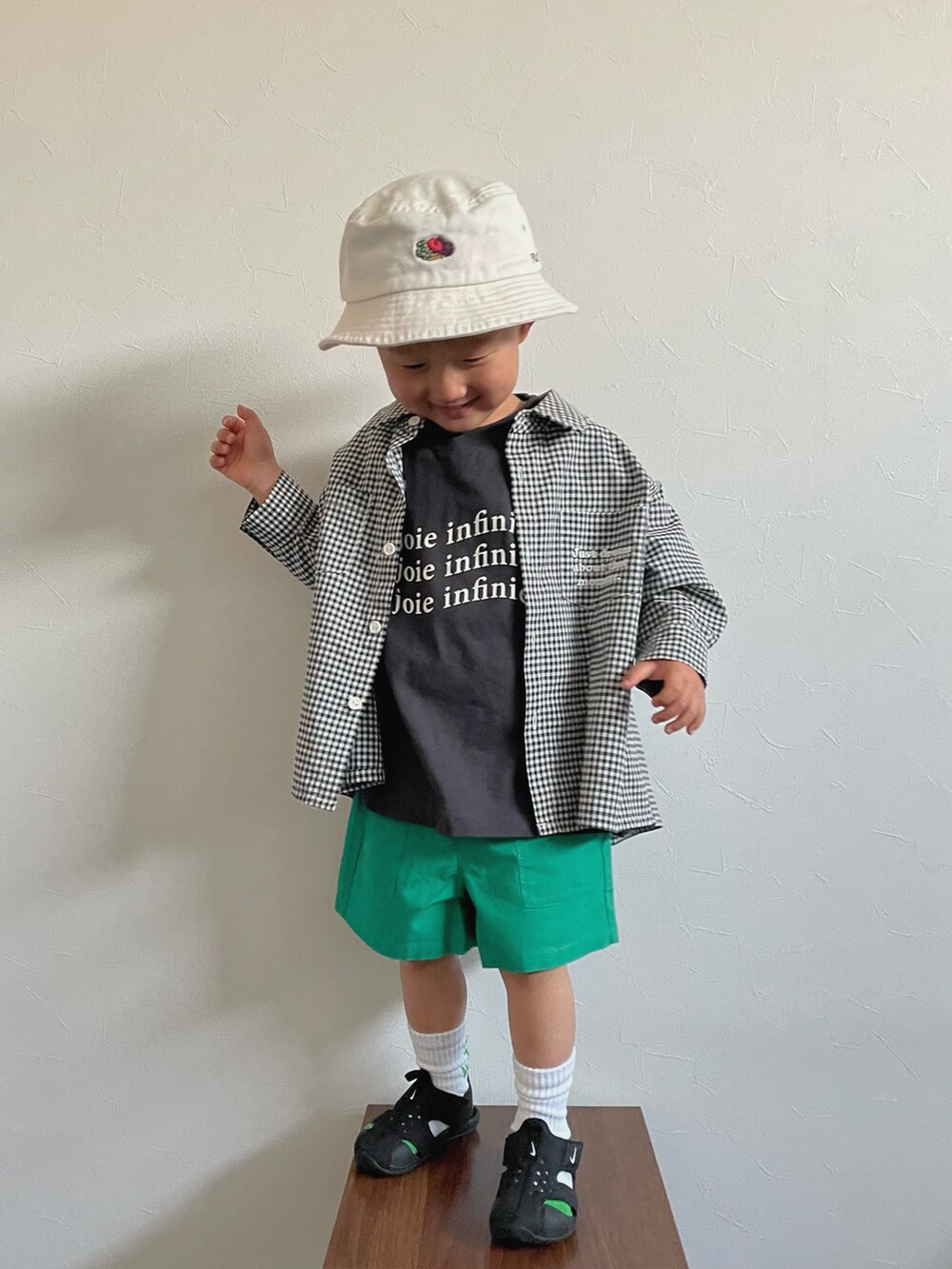 グレー系のTシャツ/カットソー、ブラック系のシャツ/ブラウス、グリーン系のパンツを着用したキッズの春コーディネートの4枚目の写真