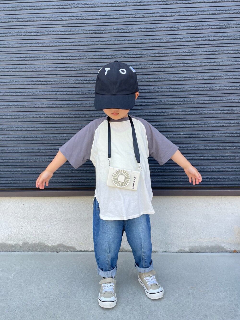 グレー系のTシャツ/カットソー、ブルー系のデニムパンツ、ベージュ系のスニーカーを着用したキッズの春コーディネートの2枚目の写真