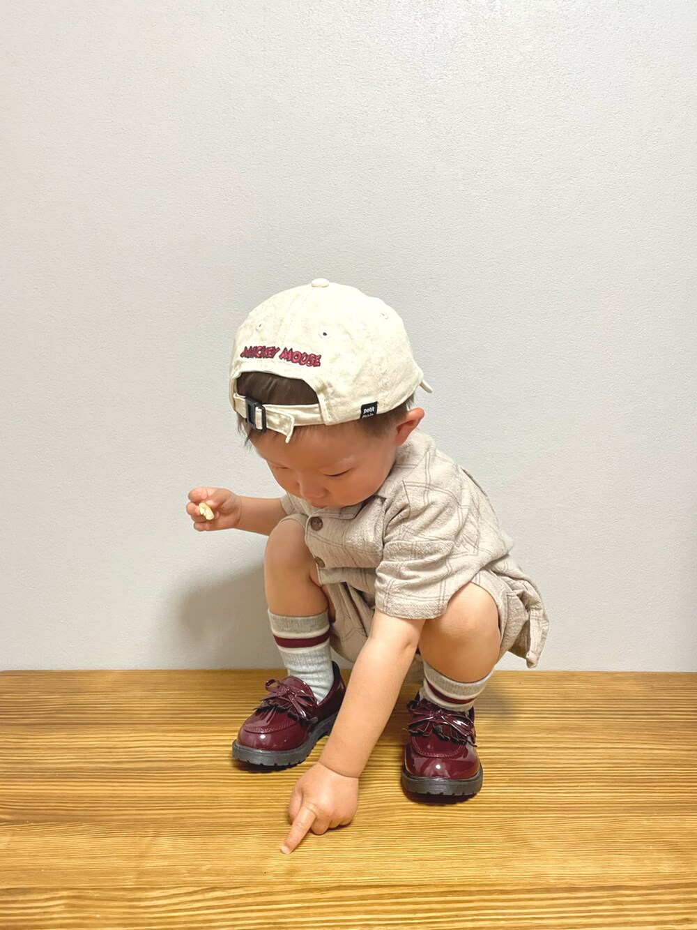 「FUDGE KIDSのトラッドスタイル、キッズファッション、男の子コーデ、お出かけコーデ、トラッド、キャップ、ラインソックス、ローファー、シャツスタイル、セットアップ、ワントーンコーデ」｜「petit mainの【Disney】ミッキー・ミニー／キャップ（キャップ、ベージュ系）」を使った、ＯＴＯ ☺︎ ‬ＲＩＲＩさん（キッズ・80cm）の春コーディネートの5枚目の写真