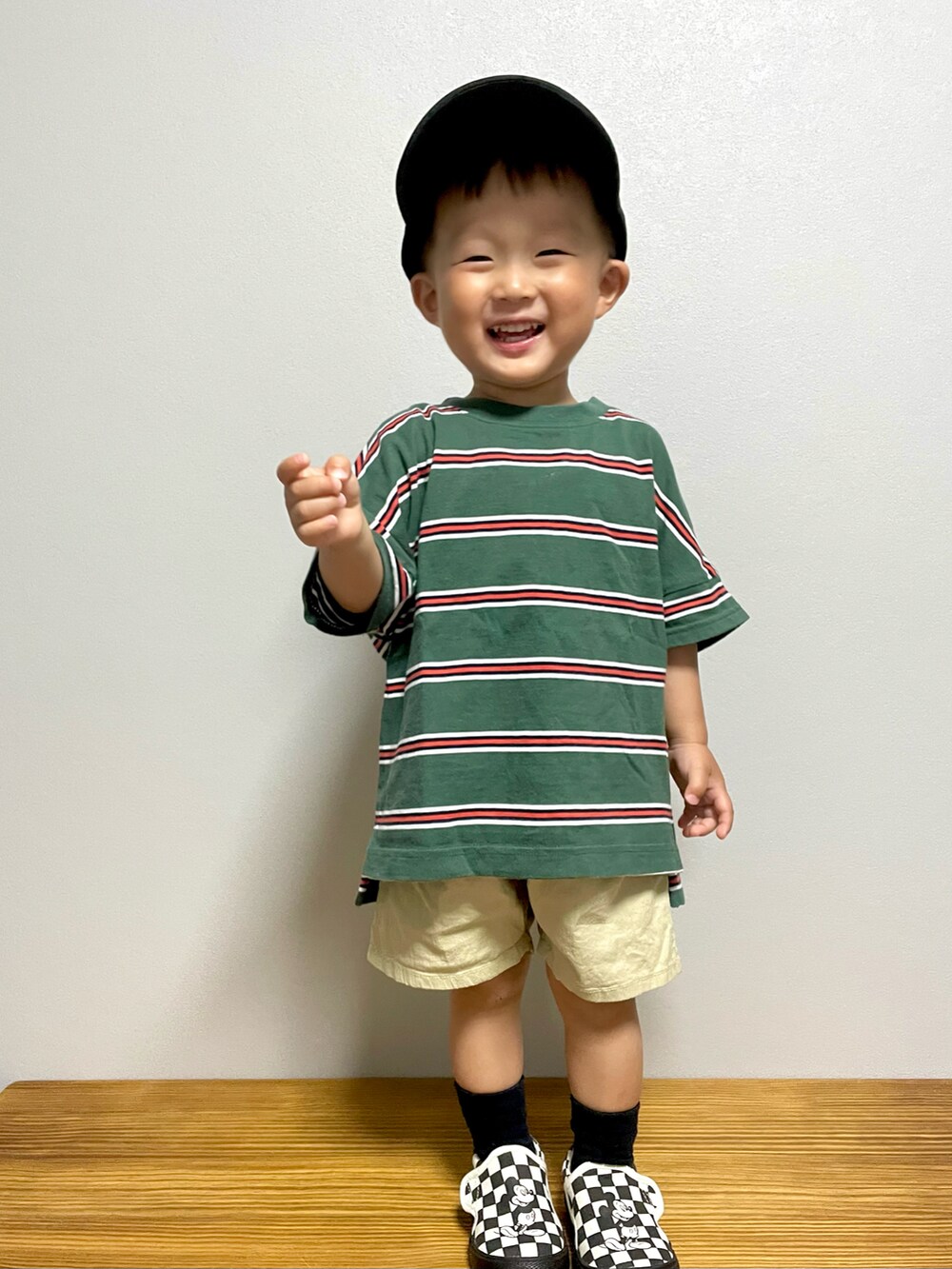 グリーン系のTシャツ/カットソー、ベージュ系のその他パンツ、ブラック系のスリッポンを着用したキッズの春コーディネートの5枚目の写真