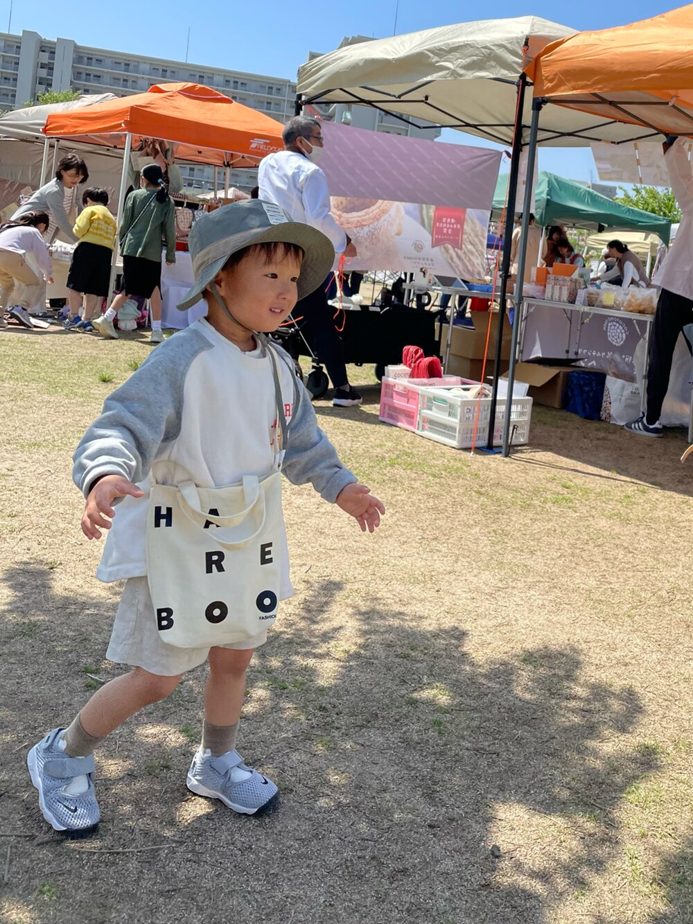 グレー系のスウェット、グレー系のその他パンツ、ホワイト系のショルダーバッグを着用したキッズの春コーディネートの2枚目の写真