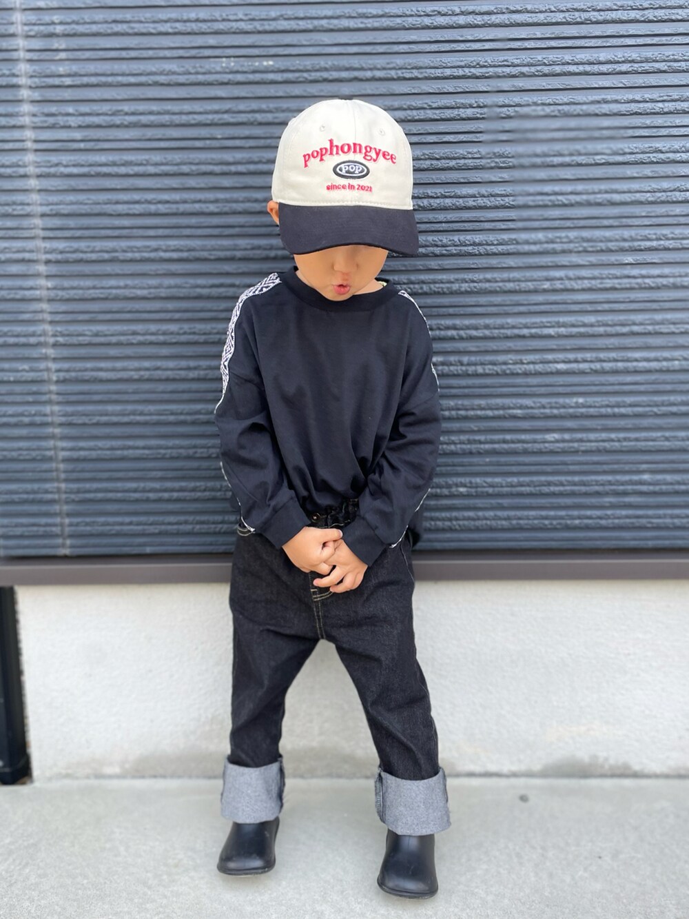 グリーン系のMA-1、ブラック系のTシャツ/カットソー、ブルー系のデニムパンツを着用したキッズの秋コーディネートの4枚目の写真