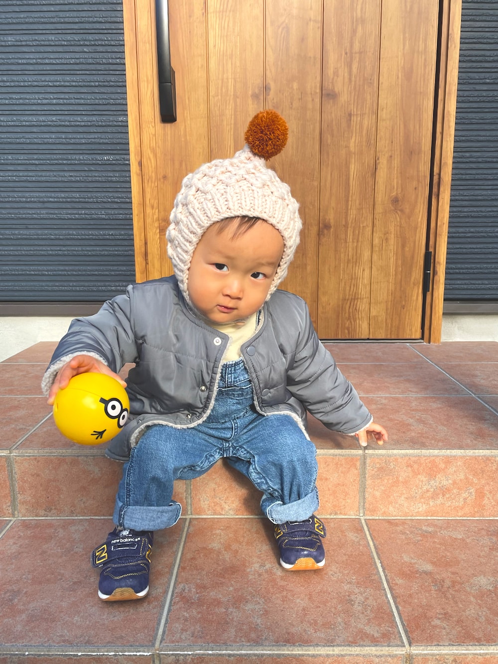 ブルー系のノーカラージャケット、ブルー系のサロペット/オーバーオール、ブルー系のスニーカーを着用したキッズの冬コーディネートの2枚目の写真