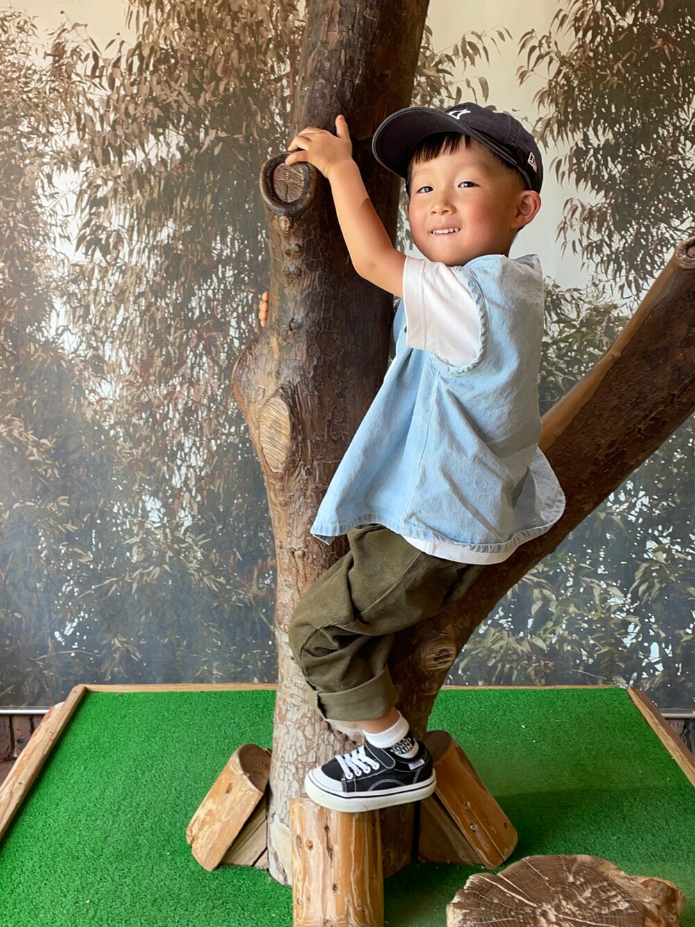 ブルー系のベスト、ブラウン系のその他パンツ、ブラック系のスニーカーを着用したキッズの秋コーディネートの3枚目の写真