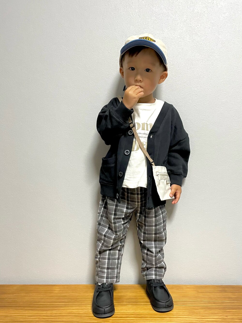ベージュ系のTシャツ/カットソー、ブラック系のカーディガン/ボレロ、ブラック系のその他パンツを着用したキッズの秋コーディネートの4枚目の写真