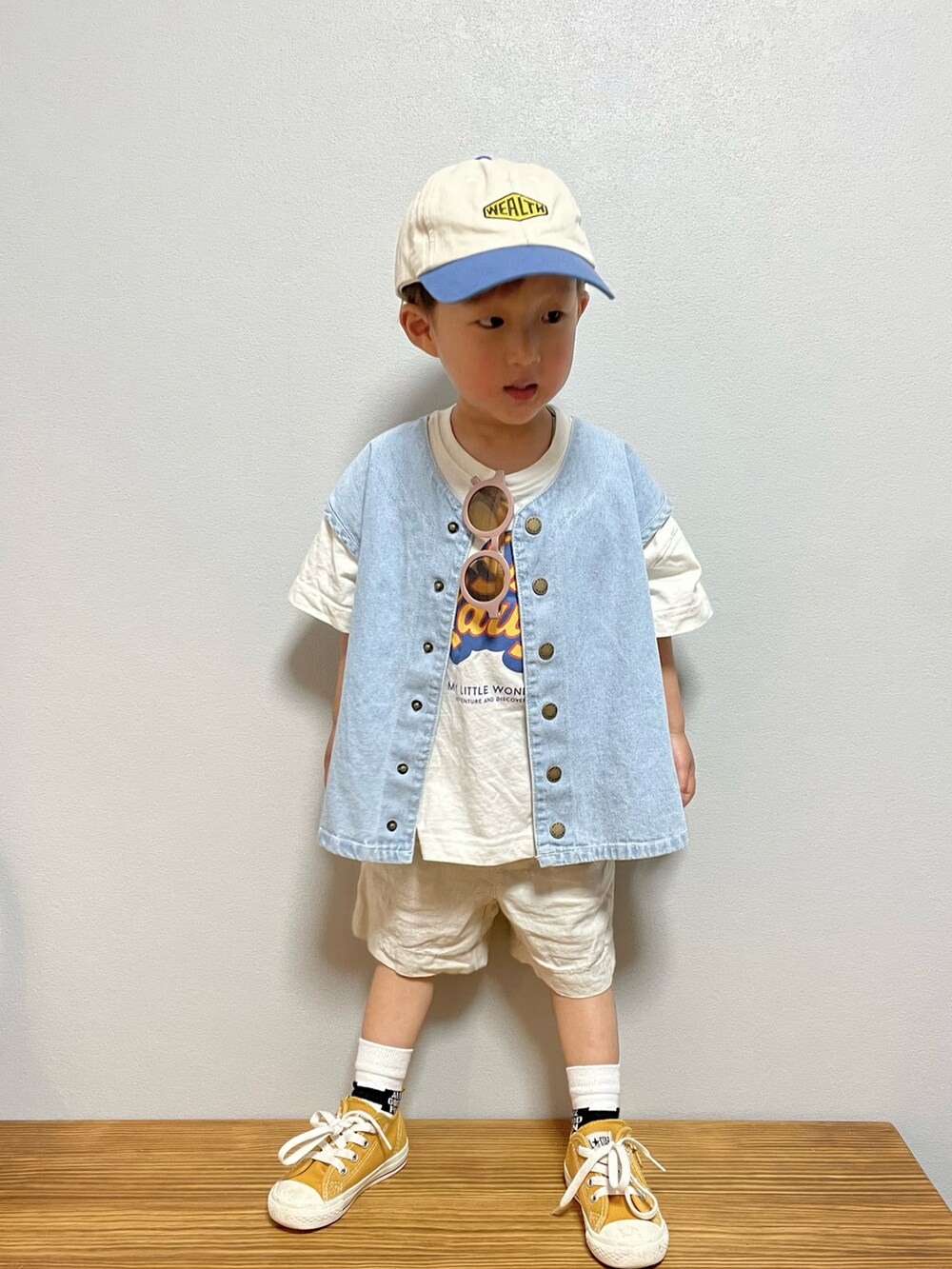 ブルー系のベスト、ホワイト系のTシャツ/カットソー、グレー系のその他パンツを着用したキッズの春コーディネートの2枚目の写真