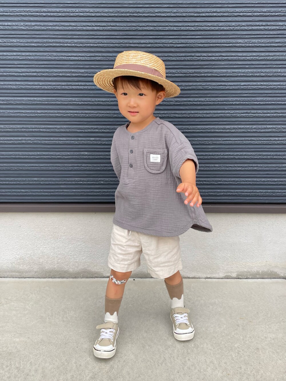 グレー系のシャツ/ブラウス、グレー系のその他パンツ、ベージュ系のスニーカーを着用したキッズの夏コーディネートの3枚目の写真